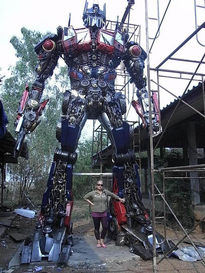 ชื่อ:  transformer-statue-march2011b.jpg
ครั้ง: 2666
ขนาด:  159.0 กิโลไบต์