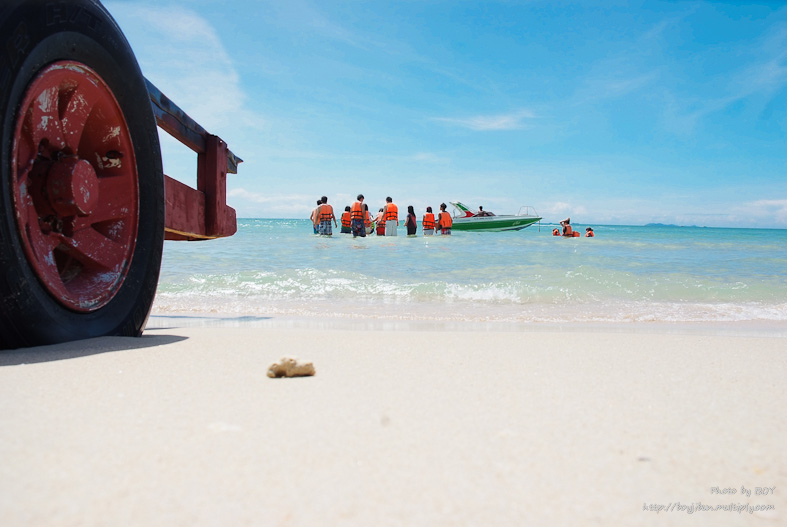 ชื่อ:  2011_0904Tray-geaw-beach0038.jpg
ครั้ง: 365
ขนาด:  114.5 กิโลไบต์