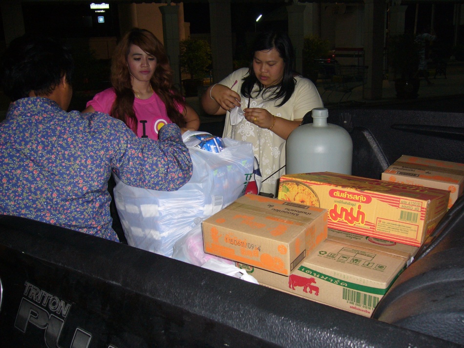 ชื่อ:  P1110071.jpg
ครั้ง: 178
ขนาด:  262.2 กิโลไบต์