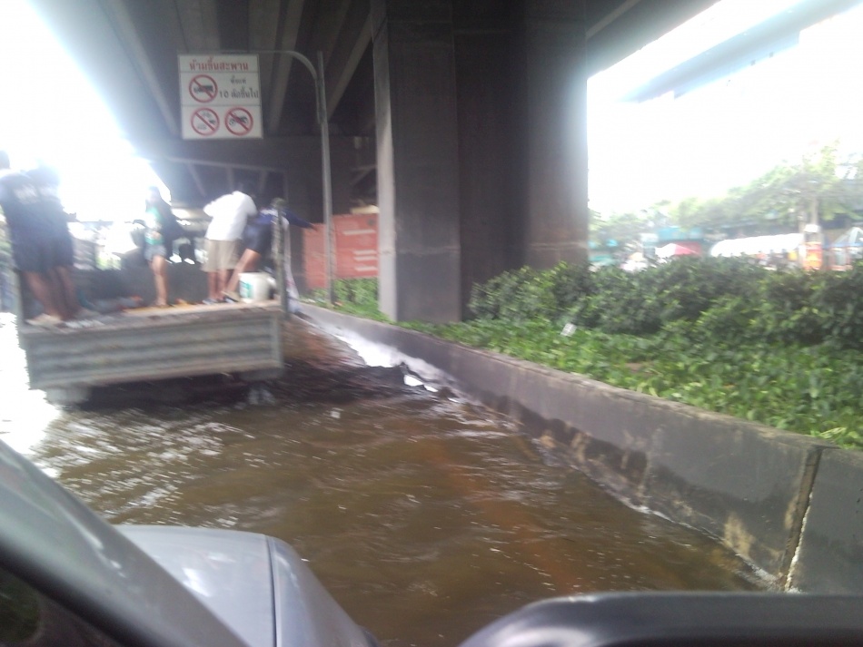 ชื่อ:  111026_120213.jpg
ครั้ง: 304
ขนาด:  173.0 กิโลไบต์