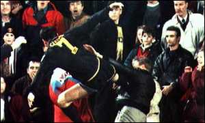 ชื่อ:  _192971_eric_cantona_kung_fu_kick300.jpg
ครั้ง: 467
ขนาด:  10.2 กิโลไบต์