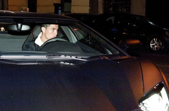 ชื่อ:  Cristiano-Ronaldo-Lamborghini-Aventador-LP700-4-4.jpg
ครั้ง: 2114
ขนาด:  70.6 กิโลไบต์
