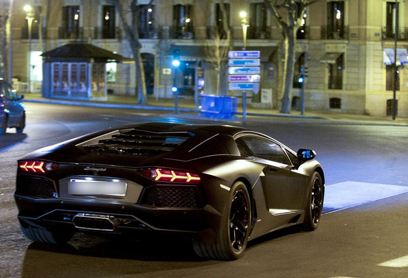 ชื่อ:  Cristiano-Ronaldo-Lamborghini-Aventador-LP700-4-2.jpg
ครั้ง: 2431
ขนาด:  89.0 กิโลไบต์
