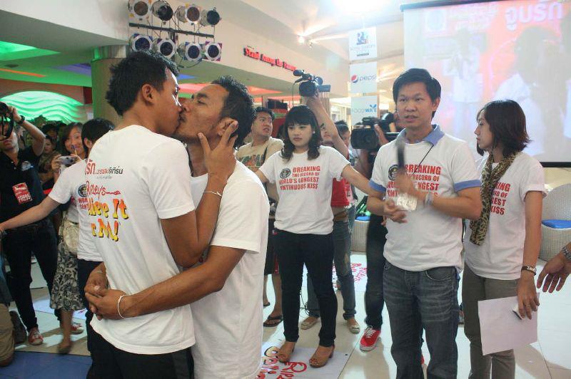 ชื่อ:  kiss.jpg
ครั้ง: 724
ขนาด:  71.4 กิโลไบต์