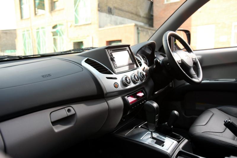 ชื่อ:  Mitsubishi-L200-Barbarian-Black-36_800.jpg
ครั้ง: 2797
ขนาด:  49.0 กิโลไบต์