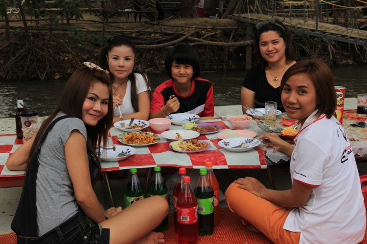ชื่อ:  45786_477413902325069_1875877594_n.jpg
ครั้ง: 183
ขนาด:  74.0 กิโลไบต์