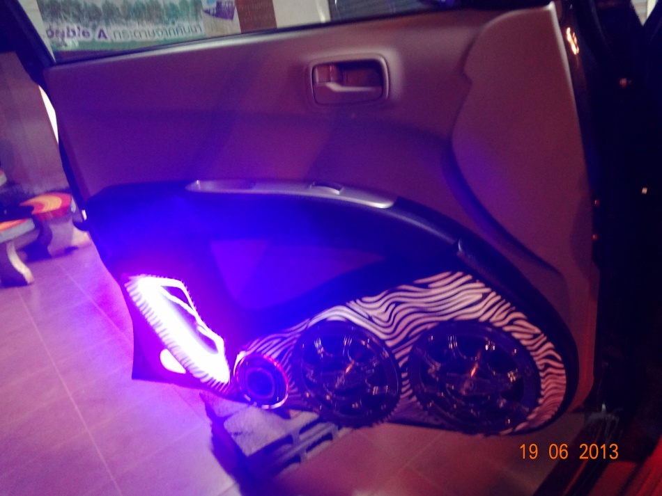 ชื่อ:  DSC06913.jpg
ครั้ง: 1135
ขนาด:  172.4 กิโลไบต์