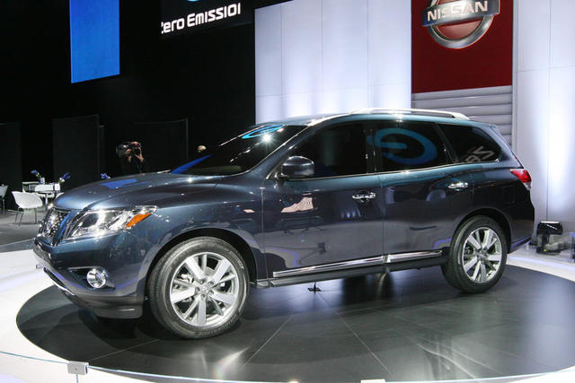 ชื่อ:  2013-Nissan-Pathfinder-Concept-top-front-three-quarter-2.jpg
ครั้ง: 664
ขนาด:  67.6 กิโลไบต์